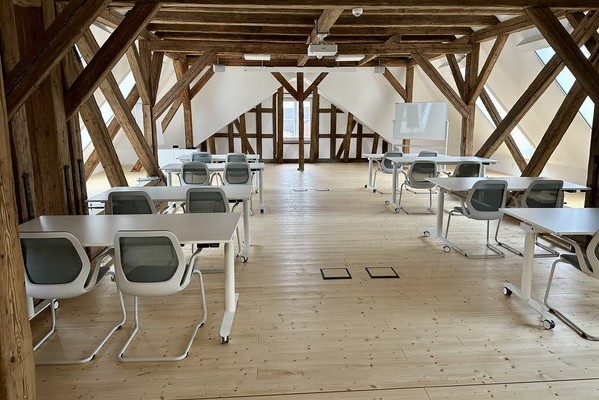Galerie Hofjäger36 mit Tischen und Stühlen